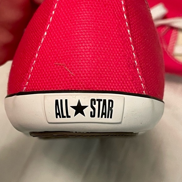 Size 7 Women’s Red Converse Low-Tops - Picture 6 of 7